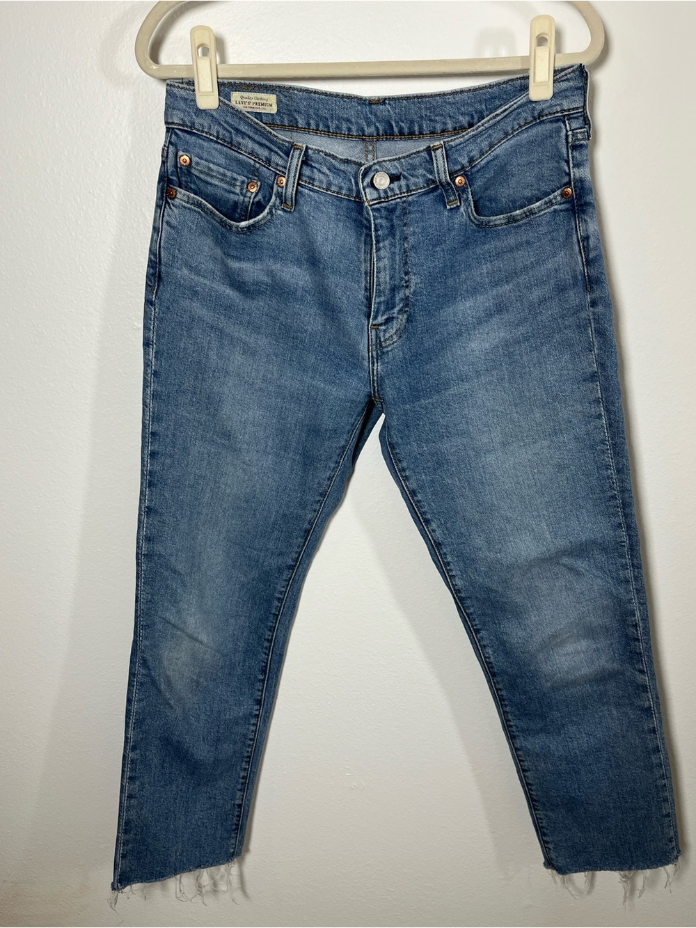 Classic Women’s Levi’s Mid-Blue Straight Jeans with Frayed Hem 30W